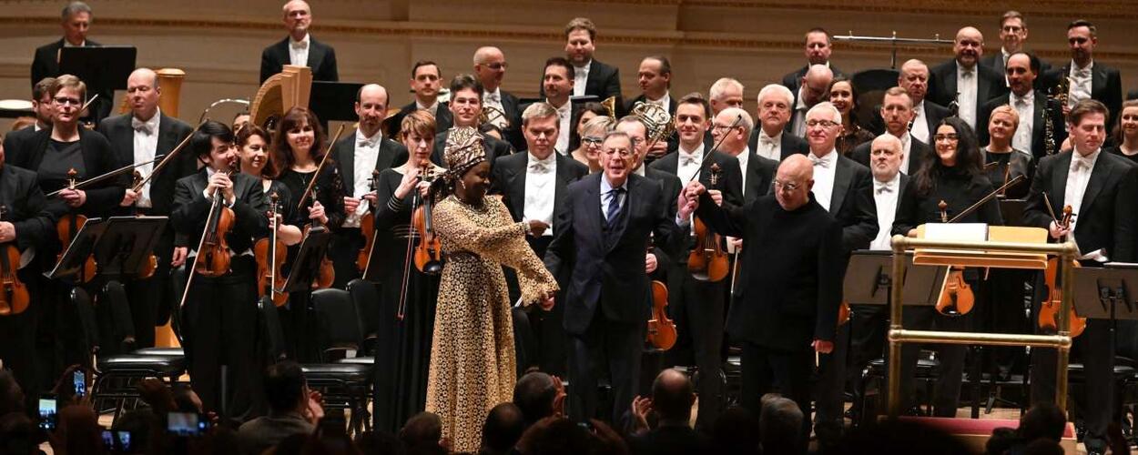 Filharmonie Brno, Carnegie Hall, Philip Glass, Bohuslav Martinů, Leoš Janáček, Dennis Russell Davies, David Bowie. Magazín KULT* Brno