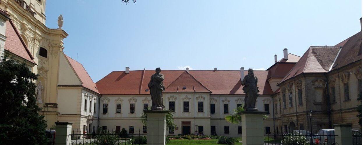 Homo legens - člověk čtoucí, výstava Památník písemnictví na Moravě v Rajhradě. Magazín Kultino Brno.