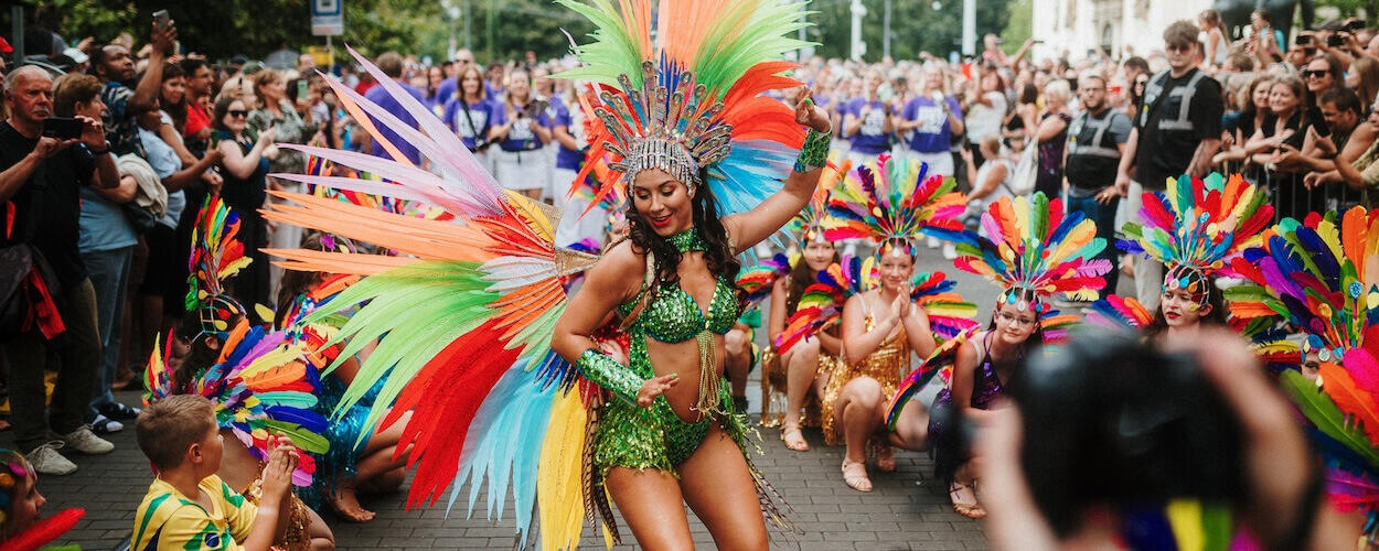 Na minutku Karneval, koncerty i velké tribuny. Brno se opět roztančí v rytmu Brasil Festu. Magazín KULTINO* Brno