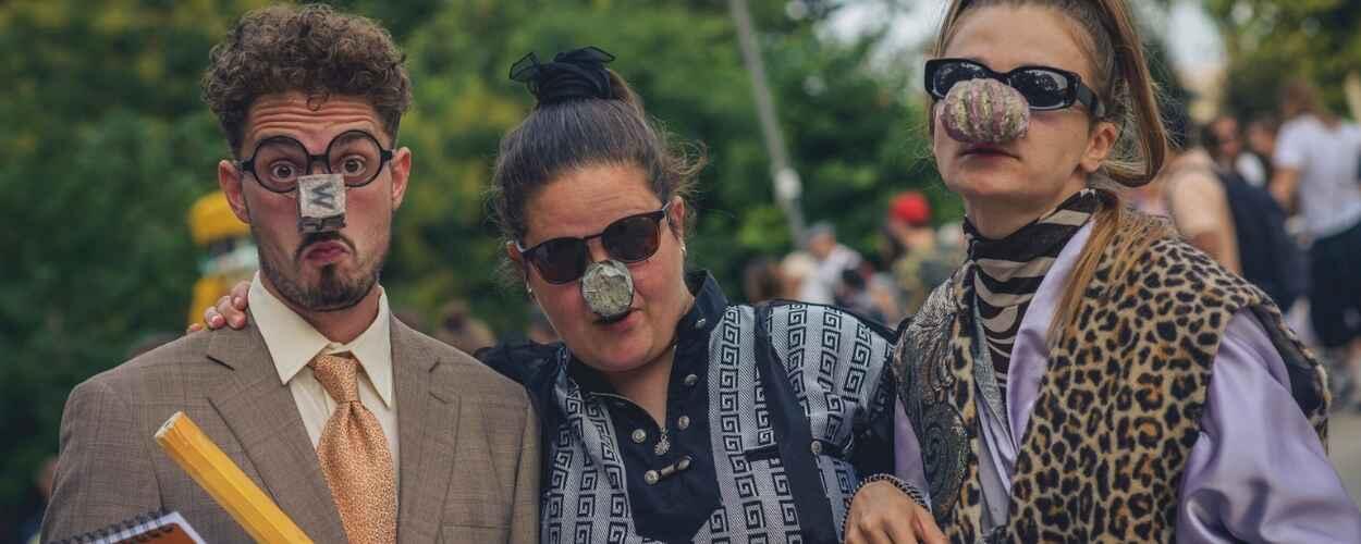 Festival na prknech, dlažbě, trávě (od 21. 8. 2025). Vystoupí Vosto5, Jan Budař, Divadlo Sklep. Foto: Nikola Fojtů. Magazín Kultino Brno.
