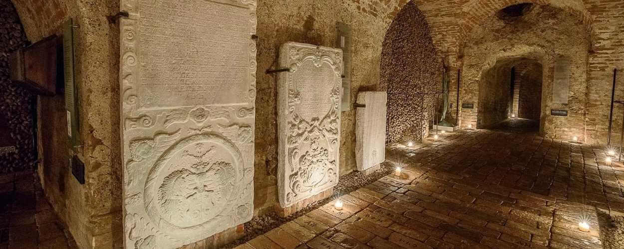 Druhá největší kostnice v Evropě u sv. Jakuba v Brně, noční prohlídky. Foto: TIC Brno Michal Růžička. Magazín Kultino Brno.