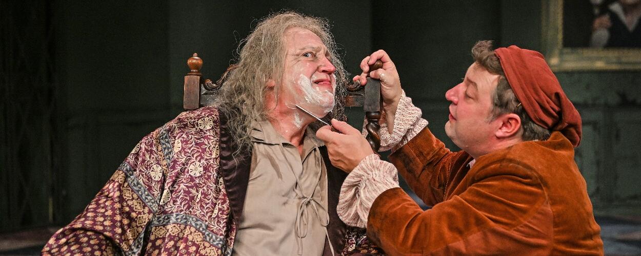 Lazebník sevillský, Pierre-Augustin Caron de Beaumarchais, činohra, Figaro, sluha, commedia dell'arte, Stanislav Moša, Michal Isteník, Svetlana Janotová, Milan Němec, Aleš Slanina, Městské divadlo Brno, *Magazín KULTINO* Brno*