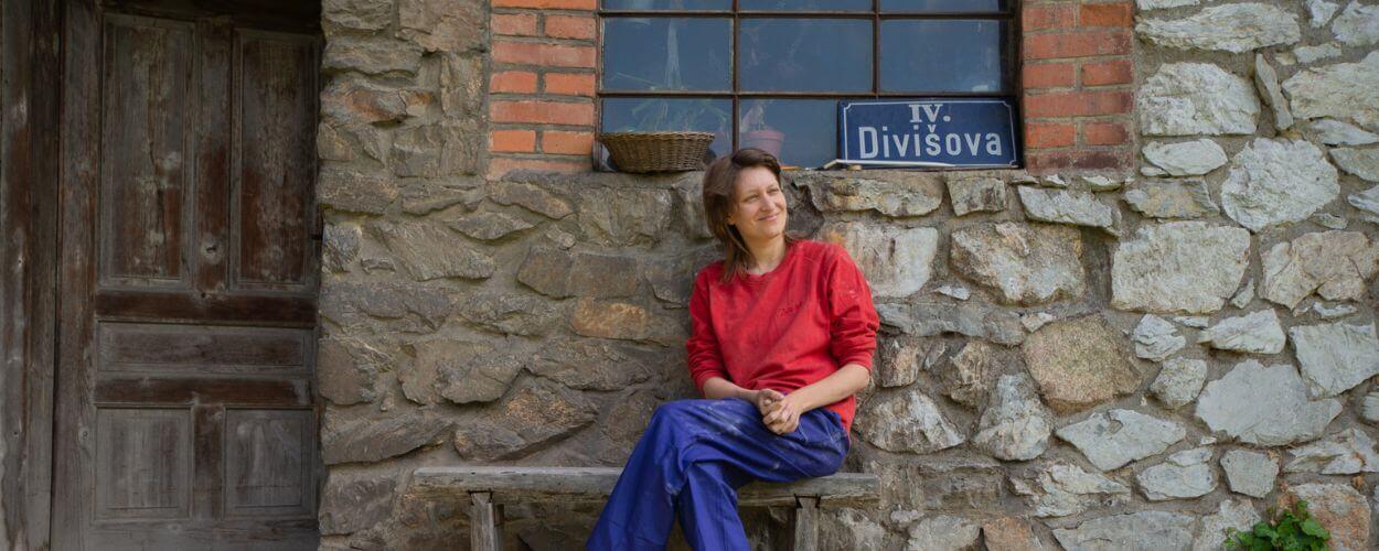 Článek Designová keramika, která dává smysl. Umělkyně Nina Fránková otevřela lidem svůj ateliér. KULTINO*