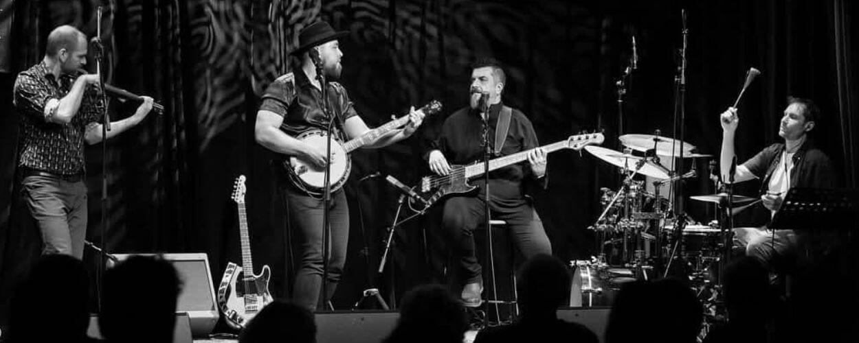 Koncert mistr světa ve hře na pětistrunné banjo David Benda s kapelou Sebastellar, v brněnském klubu U Kouřícího Králíka. KULTINO*