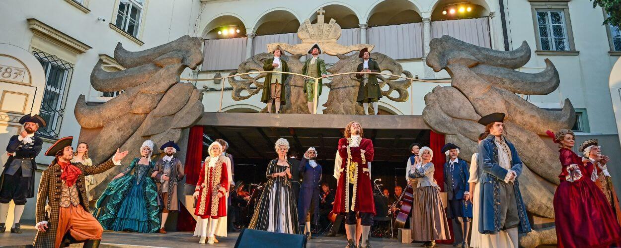 Letní open-air divadelní představení Léto na Biskupském dvoře 2026 v podání Městského divadla Brno pod Petrovem, muzikály Jánošík, Sugar a Noc na Karlštejně. KULTINO*