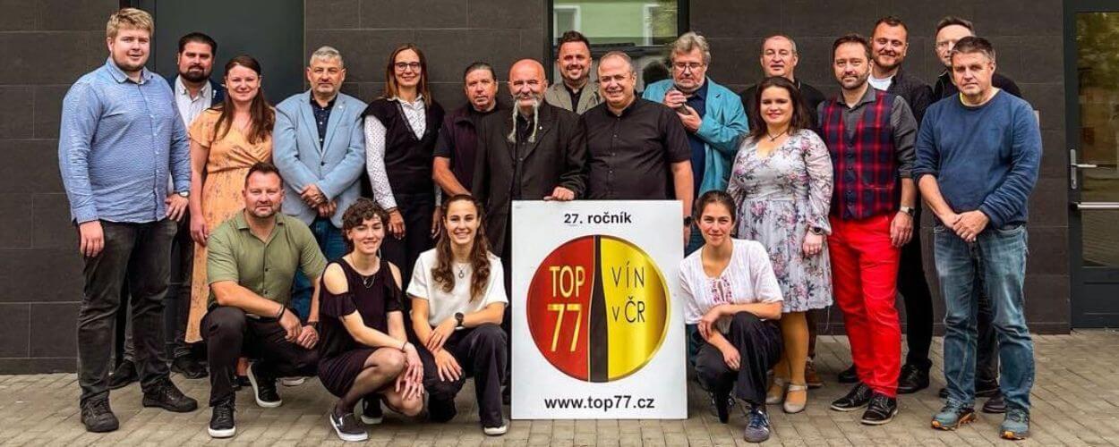 Sklenice a láhve vína ve sklepě. Výzva pro vinaře k přihlášení do 28. ročníku prestižní soutěže TOP 77 vín v ČR pro rok 2026. KULTINO*.