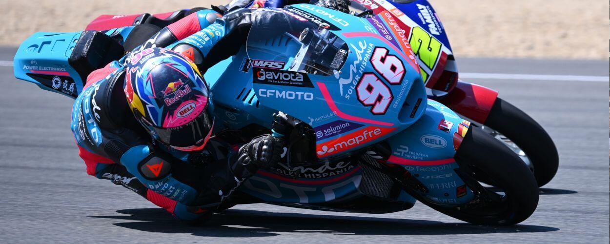 Závodník Filip Salač v ostrém náklonu na motocyklu třídy Moto2 během závodu na Autodromu Brno. KULTINO*