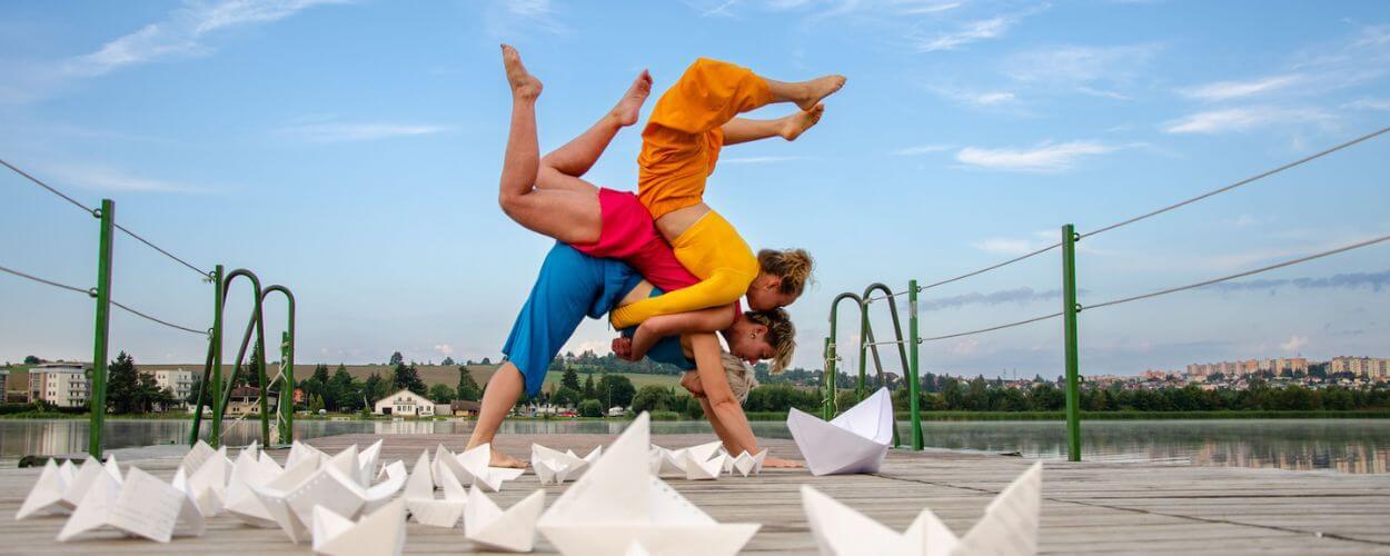 Mladí artisté předvádějí novocirkusové kousky na festivalu Freš Manéž 2026 v Brně. Pozvánka na akci plnou akrobacie a humoru. KULTINO*