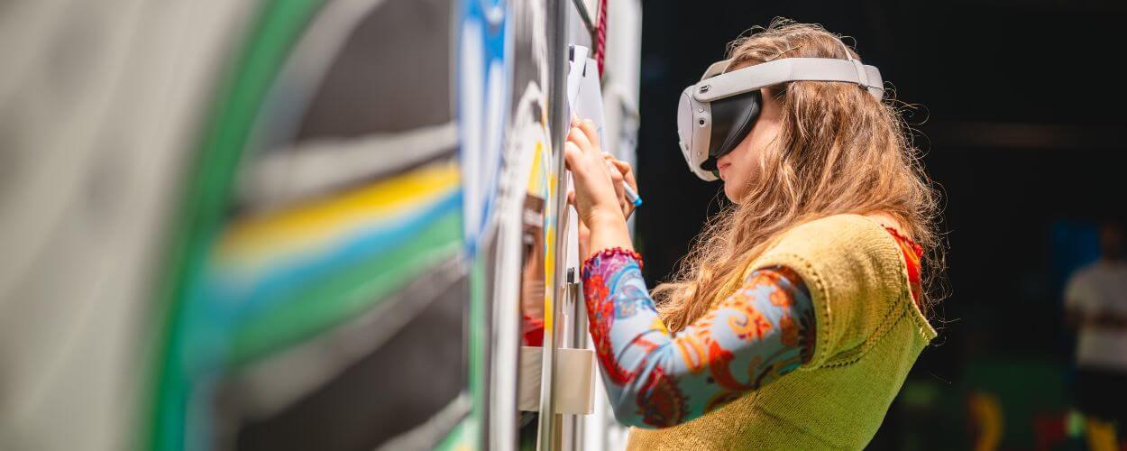 Letní program v brněnském science centru VIDA! science park, pilotování dronů, virtuální realita a vodní exponáty pro rodiny s dětmi o prázdninách. KULTINO*