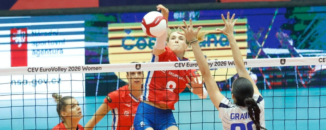 Mistrovství Evropy ve volejbale žen 2026 v Brně. Česká reprezentantka v dramatickém výskoku smečuje přes síť proti bloku soupeřek. Přijďte podpořit národní tým v klíčovém osmifinále proti Švédsku. KULTINO*