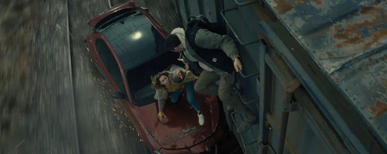 Dramatická akční scéna na střeše auta a nákladního vlaku s Emily Blunt a Joshem O’Connorem ve filmu Den odhalení. KULTINO*