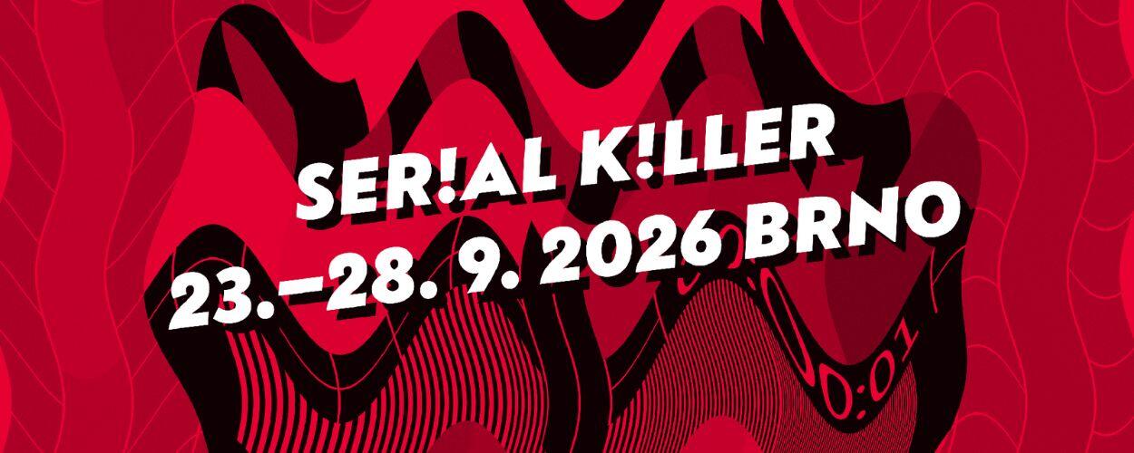 Oficiální propagační vizuál devátého ročníku mezinárodního festivalu Serial Killer. Červeno-černá grafika s typografickým nápisem potvrzuje termín konání akce od 23. do 28. září 2026 v Brně. KULTINO*