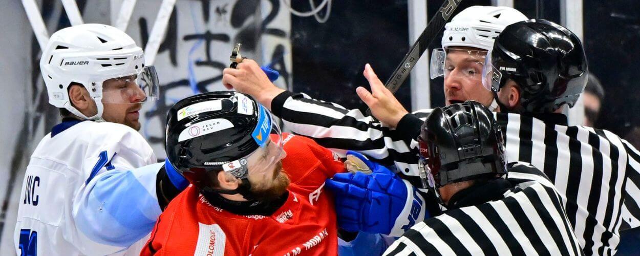 Rozhodčí odtrhávají hráče HC Kometa Brno a Olomouce během vyhroceného momentu. Hokejová extraliga slibuje tvrdé souboje, napětí a silné fanouškovské emoce. KULTINO*