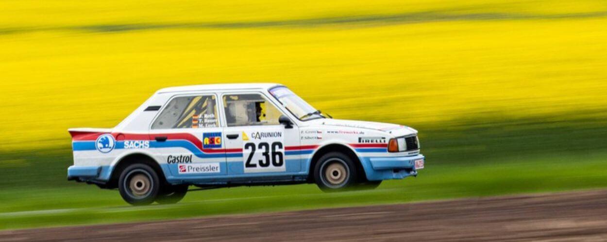 Historický závodní vůz Škoda 130 LR v ikonických barvách zachycený v plné rychlosti během rallye závodu. Exkluzivní výstava v brněnské Olympii nabízí návštěvníkům jedinečný pohled na podobné legendární dravce z historie českého motorsportu. KULTINO*