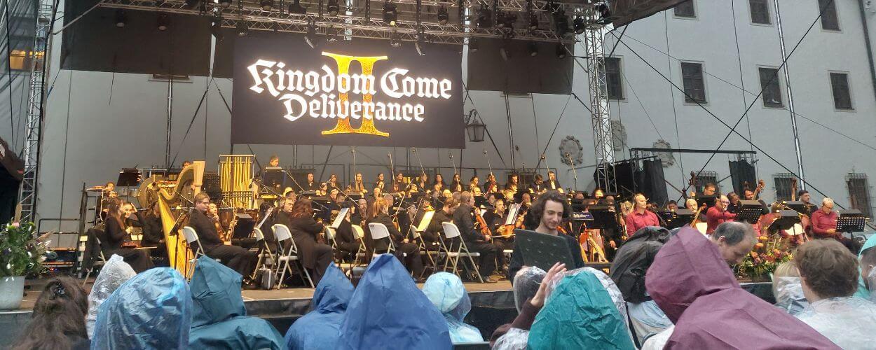 Filharmonie Brno hraje soundtrack ke hře Kingdom Come Deliverance II na vyprodaném nádvoří hradu Špilberk v pláštěnkách během letního deště. KULTINO*