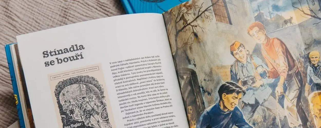 Otevřená stránka výpravné monografie Za oponou Stínadel s ilustracemi Jiřího Gruse a dobovými poznámkami Jaroslava Foglara. KULTINO*