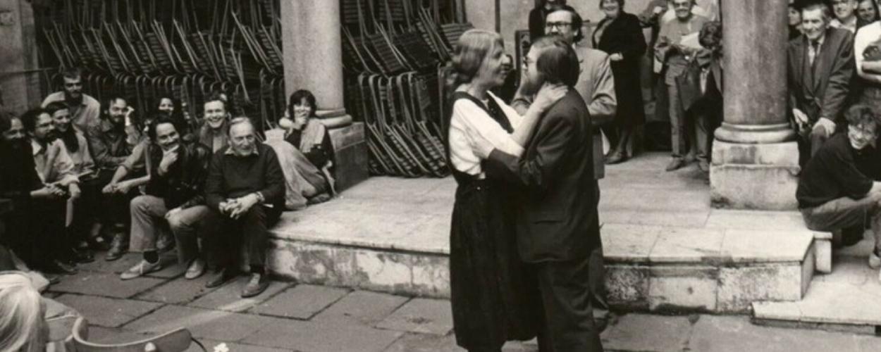 Návštěvníci vernisáže výstavy Adrieny Šimotové na nádvoří Domu pánů z Kunštátu v Brně v roce 1986. KULTINO*