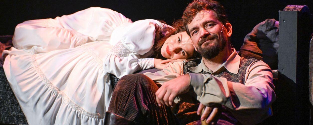 Dušan Vitázek jako Odysseus Pastýř a Alžběta Janíčková jako Julie v romantické scéně inscenace Letnice. KULTINO*