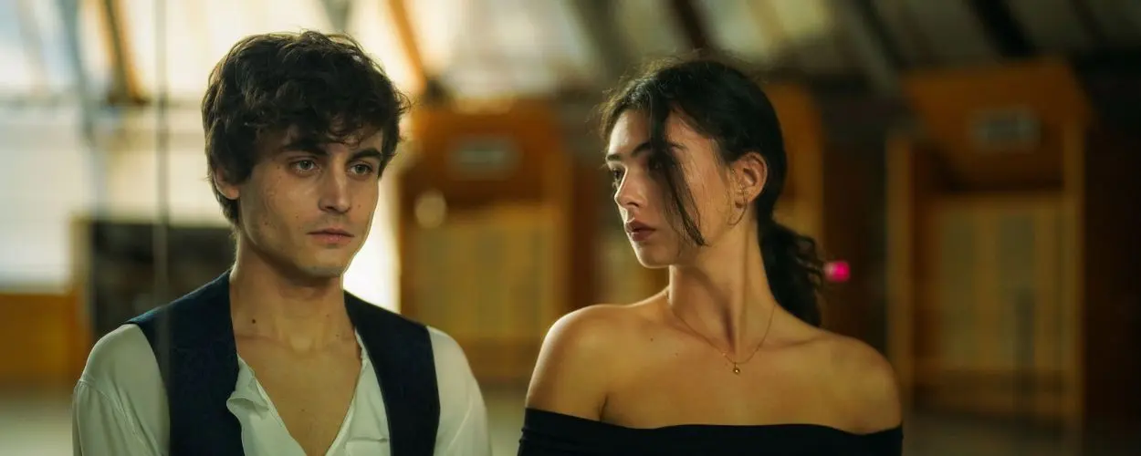 Deva Cassel a Julien de Saint-Jean ve scéně z nového francouzského filmu Fantom opery. KULTINO*