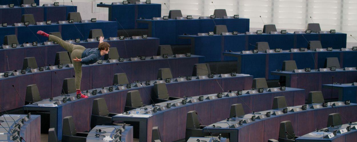 Žena v Evropském parlamentu ve Štrasburku mezi prázdnými řadami modrých poslaneckých křesel, záběr z dokumentu Drazí spoluobčané uváděného na festivalu Ji.hlava. KULTINO*