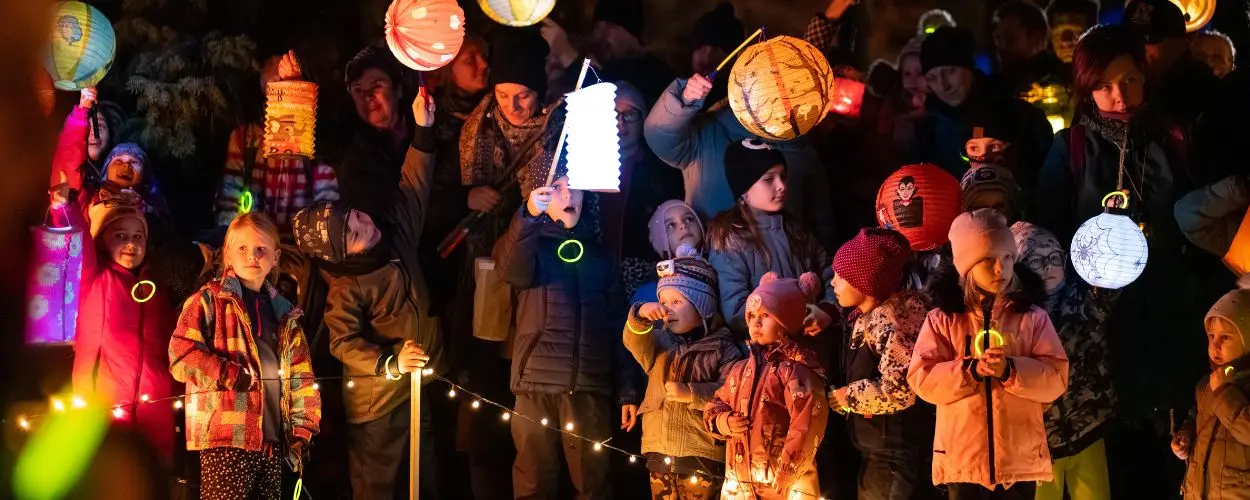 Děti s rozsvícenými lampiony a světelným řetězem na lampionovém průvodu Lužánek v Brně. KULTINO*