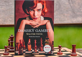 Recenze kniha Dámsky gambit o vášeň pro šachy, Elizabeth Harmonová – Beth, autor Walter Tevis, nakladatelství Argo, Netflix. Magazín KULT* Brno
