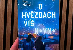 O hvězdách víš hovno, Petr Hanel, Host, recenze, magazín KULTINO*Brno
