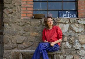 Článek Designová keramika, která dává smysl. Umělkyně Nina Fránková otevřela lidem svůj ateliér. KULTINO*
