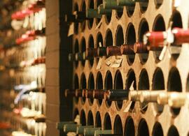 Moderní vinotéka a degustační enoteca Vindom na Smetanově ulici v Brně, samoobslužný automatický systém na víno Taste4Wine, řízené degustace a firemní večírky. KULTINO*