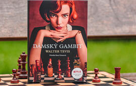 Recenze kniha Dámsky gambit o vášeň pro šachy, Elizabeth Harmonová – Beth, autor Walter Tevis, nakladatelství Argo, Netflix. Magazín KULT* Brno