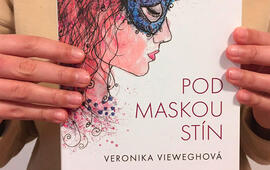 Pod maskou stín, Veronika Vieweghová, recenze, magazín KULT* Brno