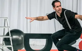 One man show Pavola Seriše DADA Revue v Divadle Bolka Polívky. Magazín KULT* Brno