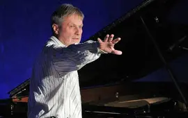 Zdenek Merta, u klavíru, Leona Machálková, Městské divadlo Brno, *Magazín KULT* Brno*