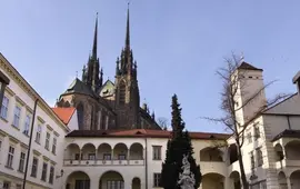 Letní scéna Městského divadla Brno, Biskupský dvůr, Katedrála sv. Petra, *Magazín KULT* Brno* a Pavla, 