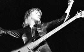 Na minutku Dáma s baskytarou proklatě nízko. Suzi Quatro se vrací. Magazín KULTINO* Brno