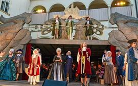 Letní open-air divadelní představení Léto na Biskupském dvoře 2026 v podání Městského divadla Brno pod Petrovem, muzikály Jánošík, Sugar a Noc na Karlštejně. KULTINO*