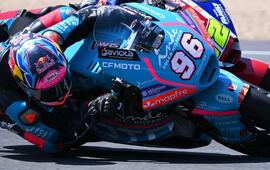 Závodník Filip Salač v ostrém náklonu na motocyklu třídy Moto2 během závodu na Autodromu Brno. KULTINO*