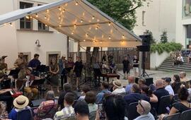 Mladí jazzoví hudebníci hrají na letním open-air festivalu. Pozvánka na akci Jazzové nádvoří v brněnském Divadle Husa na provázku. KULTINO*