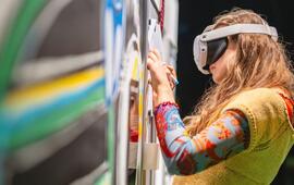 Letní program v brněnském science centru VIDA! science park, pilotování dronů, virtuální realita a vodní exponáty pro rodiny s dětmi o prázdninách. KULTINO*