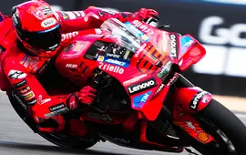 Závodní motocykl v ostrém náklonu na brněnském Masarykově okruhu. Pozvánka na víkendovou Velkou cenu Brna plnou adrenalinu od magazínu KULTINO*.