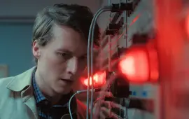 Film Vlny. Napínavé drama režiséra Jiřího Mádla zachycuje hrdinský boj novinářů Československého rozhlasu během srpnové okupace v roce 1968. KULTINO*
