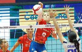 Mistrovství Evropy ve volejbale žen 2026 v Brně. Česká reprezentantka v dramatickém výskoku smečuje přes síť proti bloku soupeřek. Přijďte podpořit národní tým v klíčovém osmifinále proti Švédsku. KULTINO*