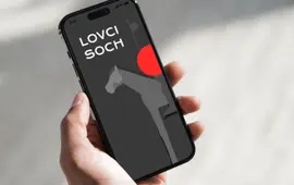 Úvodní obrazovka mobilní aplikace Lovci soch na displeji chytrého telefonu. Zábavná interaktivní hra v ulicích Brna, se kterou rodiny hravě zaženou nedělní nudu. KULTINO*