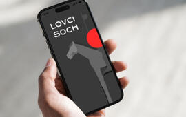 Úvodní obrazovka mobilní aplikace Lovci soch na displeji chytrého telefonu. Zábavná interaktivní hra v ulicích Brna, se kterou rodiny hravě zaženou nedělní nudu. KULTINO*