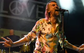 Tipy na srpnový víkend. Hlavní snímek zachycuje jedinečnou atmosféru jihomoravského festivalu MikuLOVE, který slibuje špičkové hudební zážitky a stylové rozloučení s prázdninami. KULTINO*