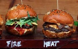 Čtveřice řemeslných miniburgerů úhledně vyskládaných na dřevěném prkénku s nápisy Plum, Fire, Heat a Goat. Kulinářský zážitek z brněnského street food festivalu, který slibuje objevování nových a nečekaných chutí. KULTINO*