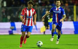 Dramatický souboj o míč během vyostřeného brněnského fotbalového derby. Hráči favorizované Zbrojovky a posíleného Atrisu bojují na trávníku plném emocí před burácejícími tribunami. KULTINO*