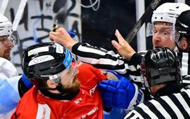 Rozhodčí odtrhávají hráče HC Kometa Brno a Olomouce během vyhroceného momentu. Hokejová extraliga slibuje tvrdé souboje, napětí a silné fanouškovské emoce. KULTINO*