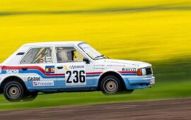 Historický závodní vůz Škoda 130 LR v ikonických barvách zachycený v plné rychlosti během rallye závodu. Exkluzivní výstava v brněnské Olympii nabízí návštěvníkům jedinečný pohled na podobné legendární dravce z historie českého motorsportu. KULTINO*