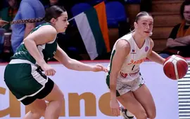 Basketbalistka brněnských Žabin uniká s míčem bránící soupeřce při vyhroceném sportovním souboji pod košem. KULTINO*